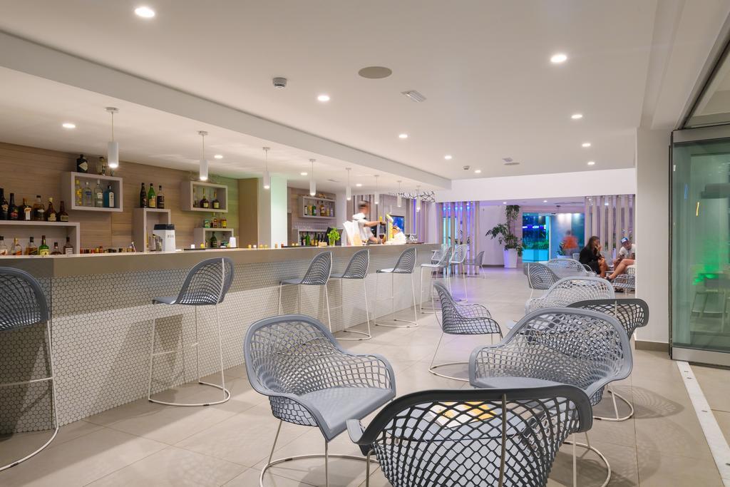 Tasia Maris Sands Hotel
