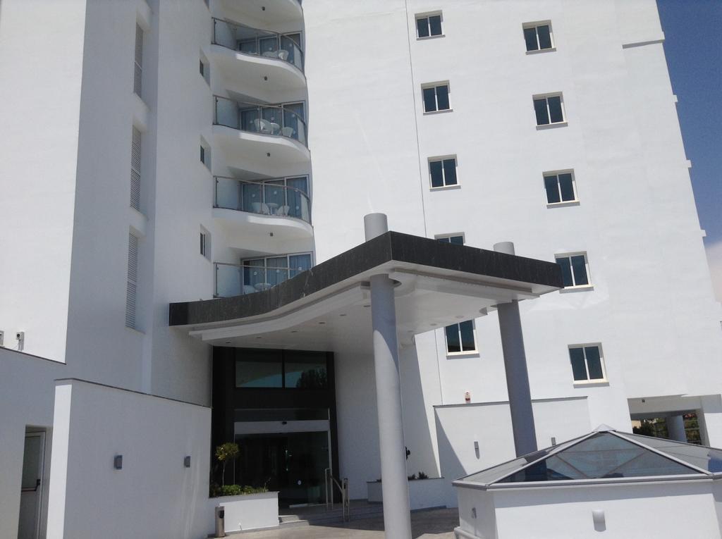 Tasia Maris Sands Hotel